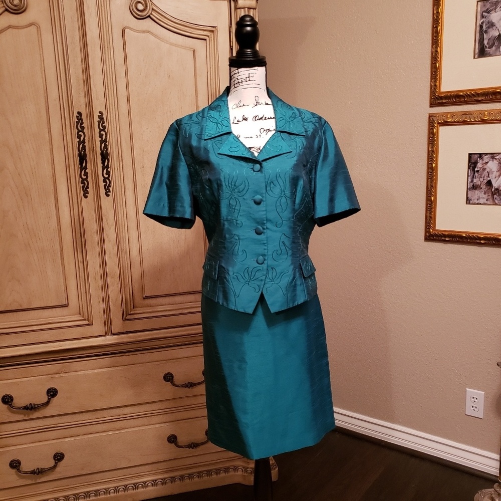 Skirtsuit
